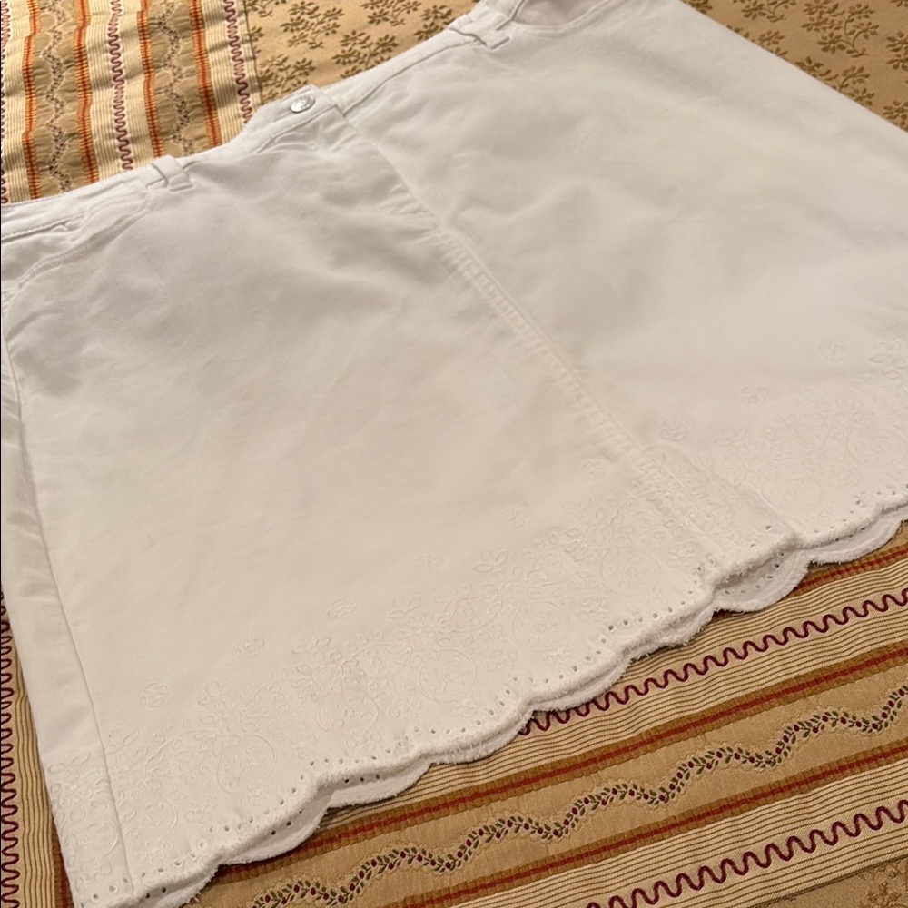 Talbots White Skirt, Scalloped Hem, cotton blend, great condition, 16P